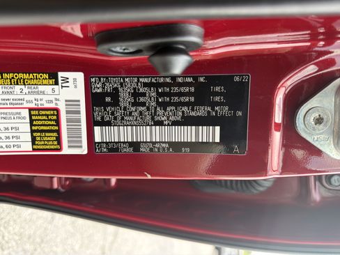Used 2022 Toyota Highlander XLE FWD image 32