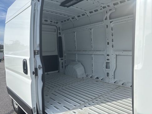 Used 2025 RAM ProMaster 2500 w/ Convenience Group image 21
