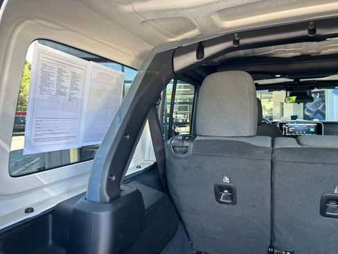 Certified 2025 Jeep Wrangler Unlimited Rubicon AWD/4WD image 32