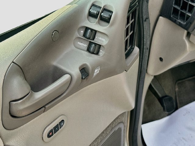 Used 2000 Chrysler Town & Country Limited AWD/4WD image 16