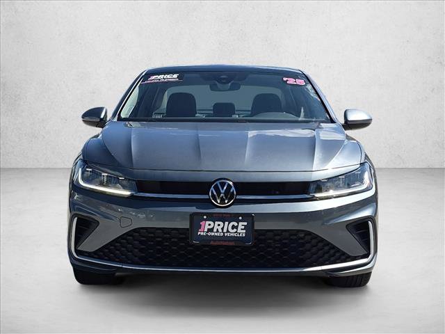 Used 2025 Volkswagen Jetta SE FWD image 2