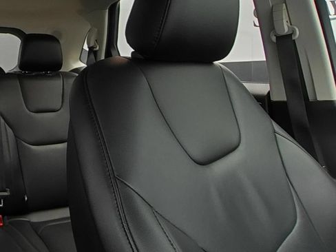 Used 2021 Ford Edge Titanium FWD image 11