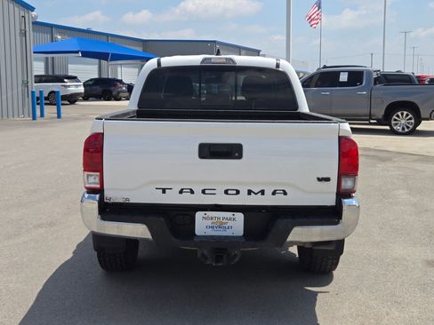 Used 2021 Toyota Tacoma SR5 RWD image 4