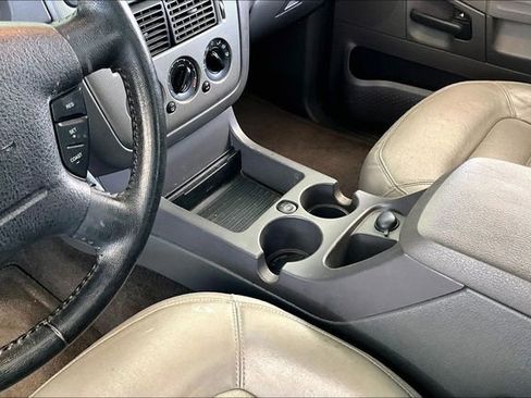 Used 2005 Ford Explorer XLT RWD image 14