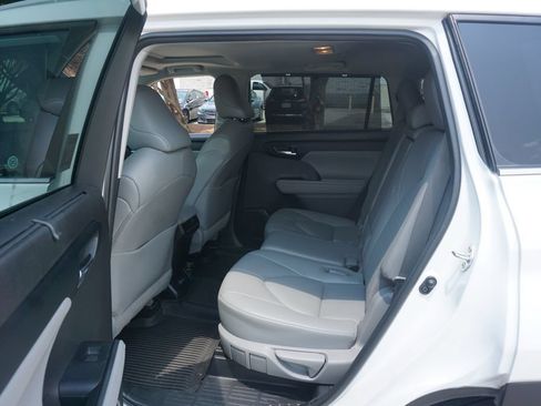 Used 2022 Toyota Highlander XLE FWD image 16