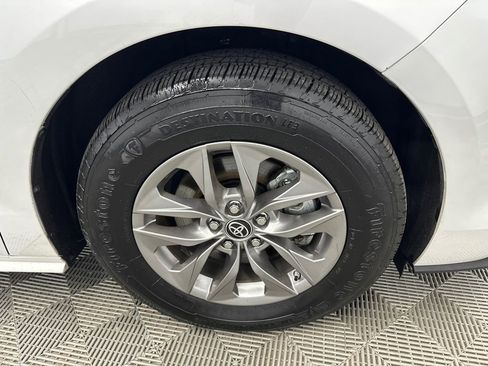 Used 2023 Toyota Sienna XLE FWD image 13