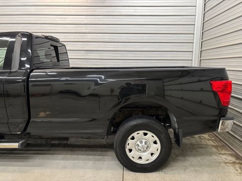 Used 2017 Nissan Titan SV AWD/4WD image 5