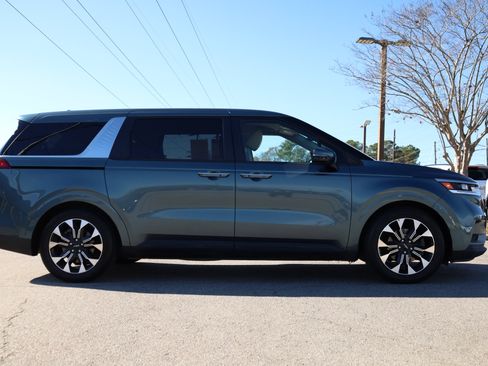 Used 2022 Kia Carnival EX image 6