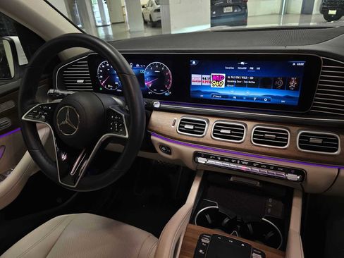 Used 2025 Mercedes-Benz GLS 450 4MATIC image 11