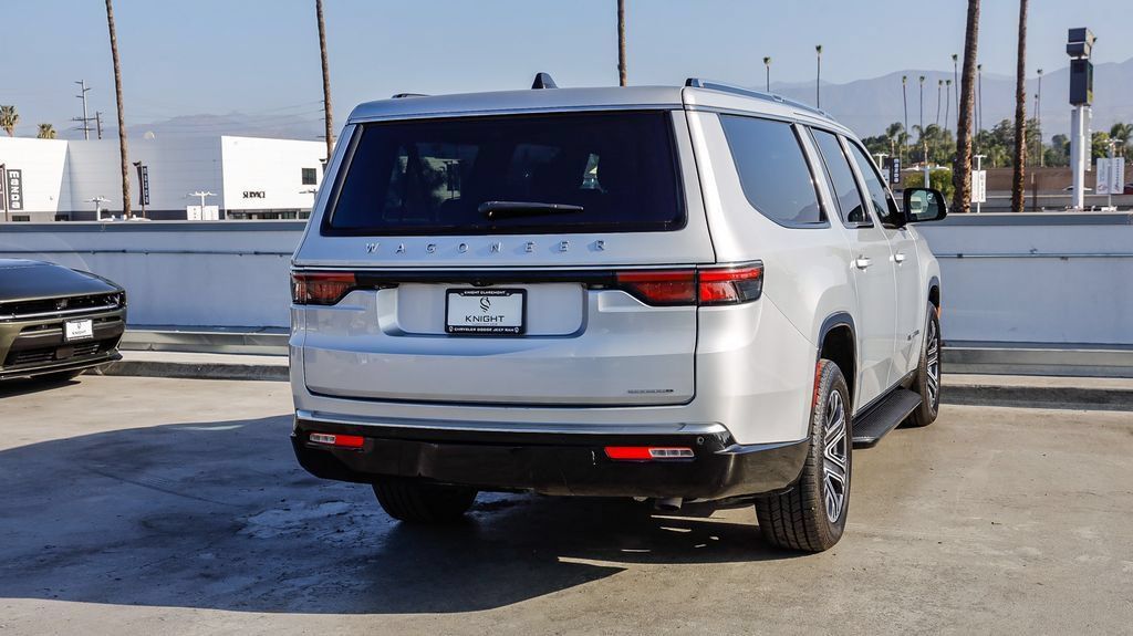 Used 2024 Jeep Wagoneer L Series II w/ Flexible Seating Group AWD/4WD image 9