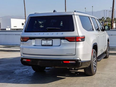 Used 2024 Jeep Wagoneer L Series II w/ Flexible Seating Group AWD/4WD image 9