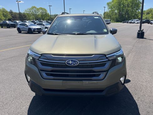 Used 2025 Subaru Forester Premium AWD/4WD image 2