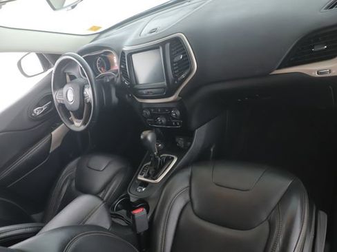 Used 2018 Jeep Cherokee Limited image 30