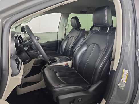 Used 2023 Chrysler Pacifica Touring-L FWD image 16