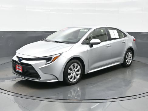 Used 2025 Toyota Corolla LE FWD image 2