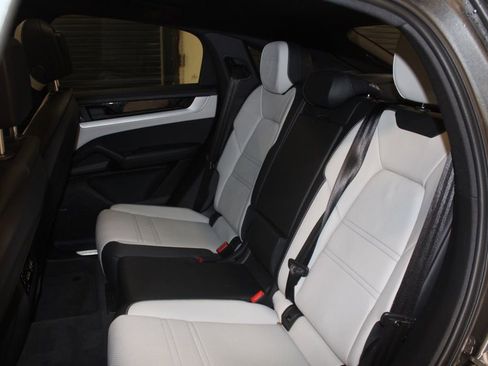 Certified 2025 Porsche Cayenne Coupe image 33