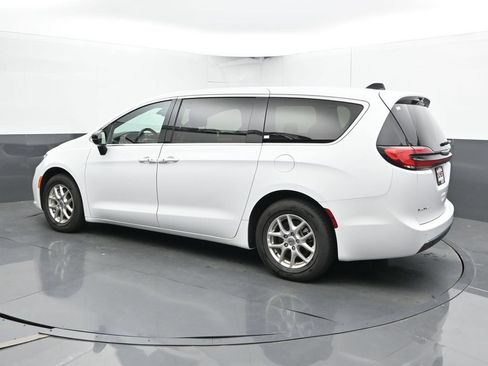 Used 2025 Chrysler Pacifica Select FWD image 10