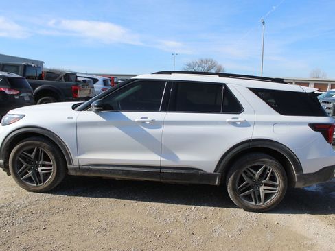 Used 2025 Ford Explorer ST-Line w/ Premium Package image 3