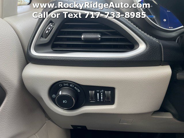 Used 2022 Chrysler Pacifica Touring-L FWD image 33