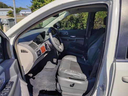 Used 2008 Chrysler Town & Country Touring image 5