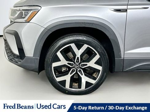 Used 2022 Volkswagen Taos SEL image 32