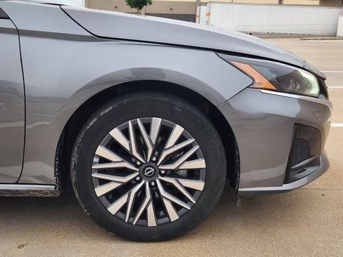 Used 2024 Nissan Altima 2.5 SV w/ SV Premium Package FWD image 8