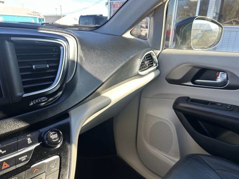 Used 2020 Chrysler Pacifica Touring-L image 41