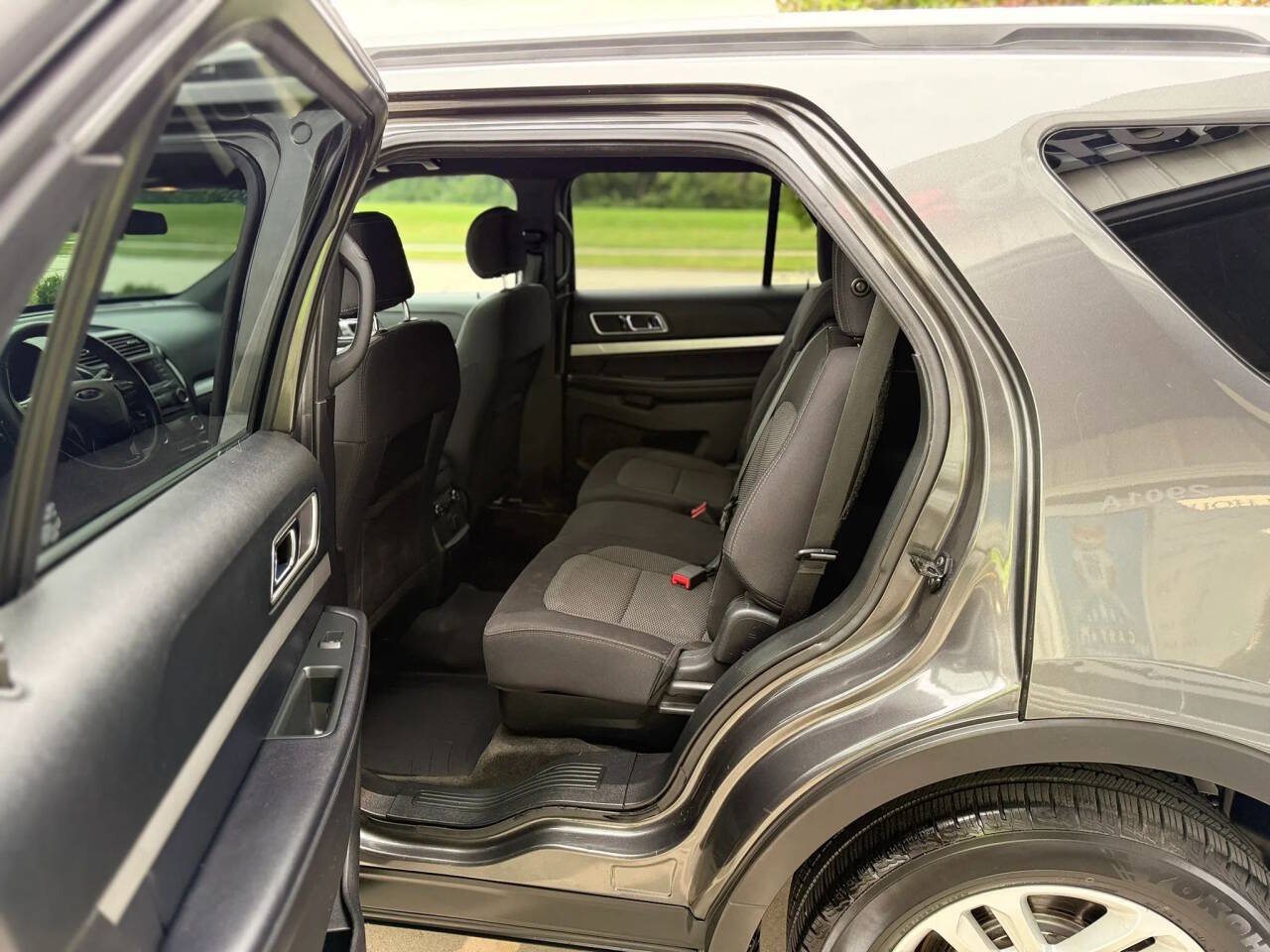 Used 2017 Ford Explorer XLT FWD image 13