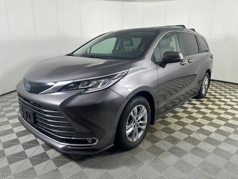 Used 2023 Toyota Sienna Limited AWD/4WD image 3