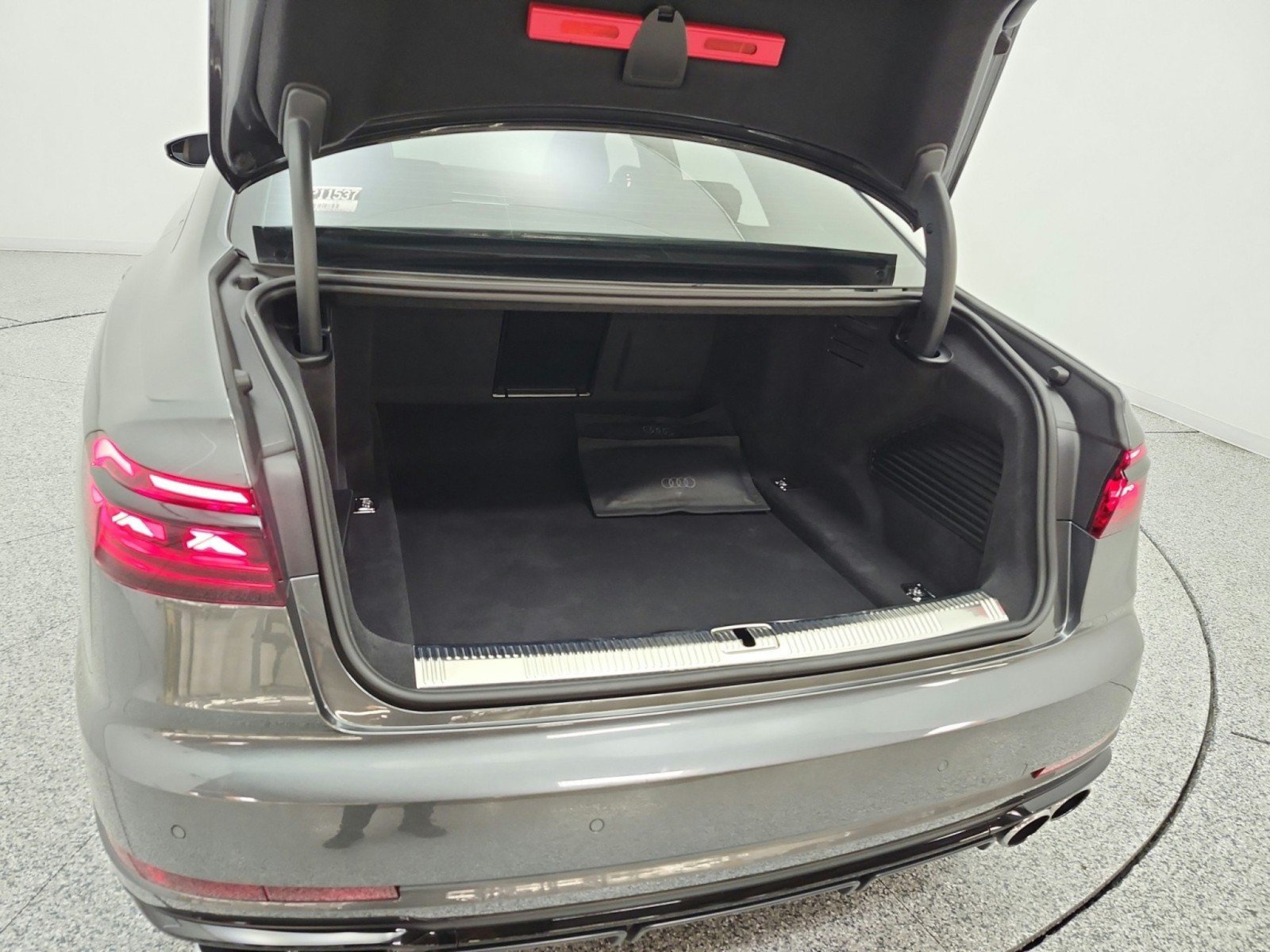 Used 2024 Audi S8 AWD/4WD image 21