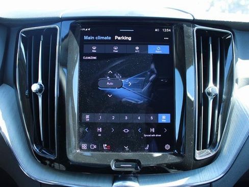 Used 2025 Volvo XC60 B5 Plus image 21