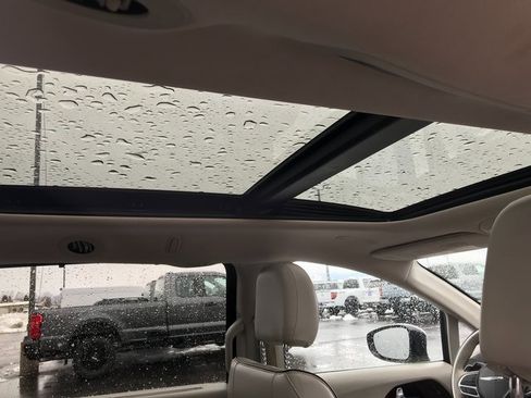 Used 2020 Chrysler Pacifica Limited image 16