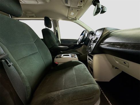 Used 2012 Chrysler Town & Country Touring image 28