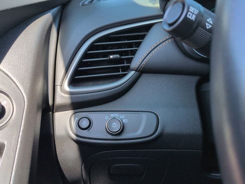 Used 2022 Chevrolet Trax LT w/ LT Convenience Package image 18