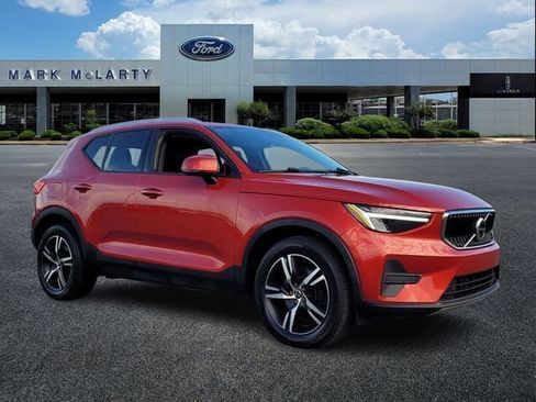 Used 2023 Volvo XC40 B5 Core image 2