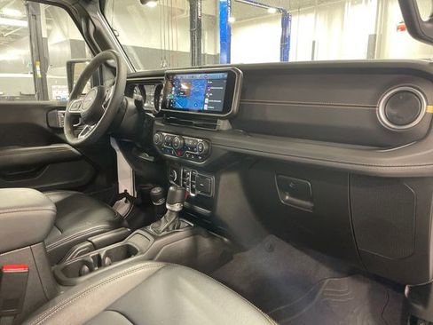 Used 2024 Jeep Wrangler Unlimited Sahara w/ Technology Group AWD/4WD image 15