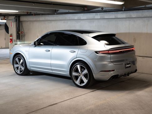 Certified 2024 Porsche Cayenne Coupe AWD/4WD image 3