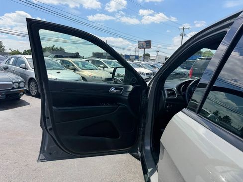 Used 2019 Jeep Grand Cherokee Laredo AWD/4WD image 37