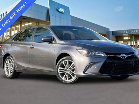Used 2017 Toyota Camry SE image 2