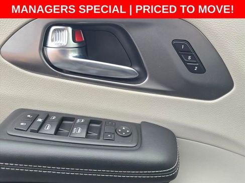 Used 2023 Chrysler Pacifica Touring-L image 23