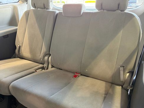Used 2018 Toyota Sienna L image 30