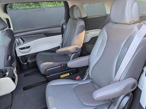 Used 2024 Kia Carnival LX FWD image 25