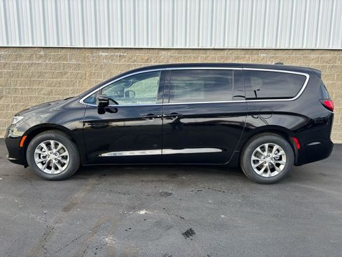 New 2026 Chrysler Pacifica Limited FWD image 5