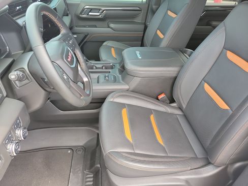 Used 2025 GMC Sierra 2500 AT4 w/ AT4 Premium Plus Package AWD/4WD image 9