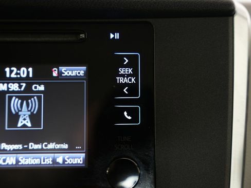 Used 2015 Toyota Sienna L image 25