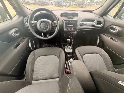 Used 2021 Jeep Renegade Latitude FWD image 9