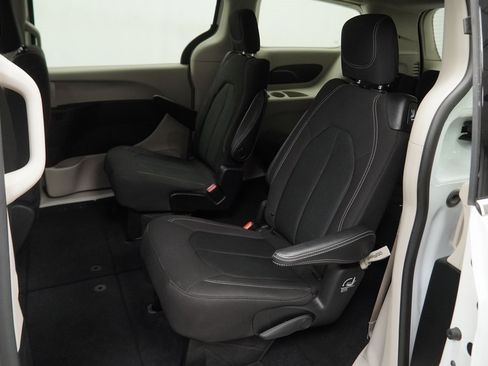 Used 2023 Chrysler Voyager LX image 17