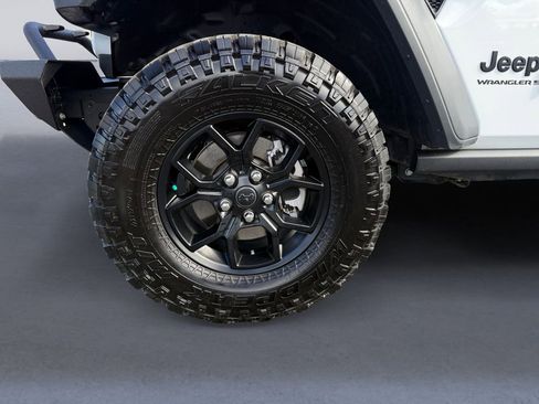 Certified 2025 Jeep Wrangler Willys image 10