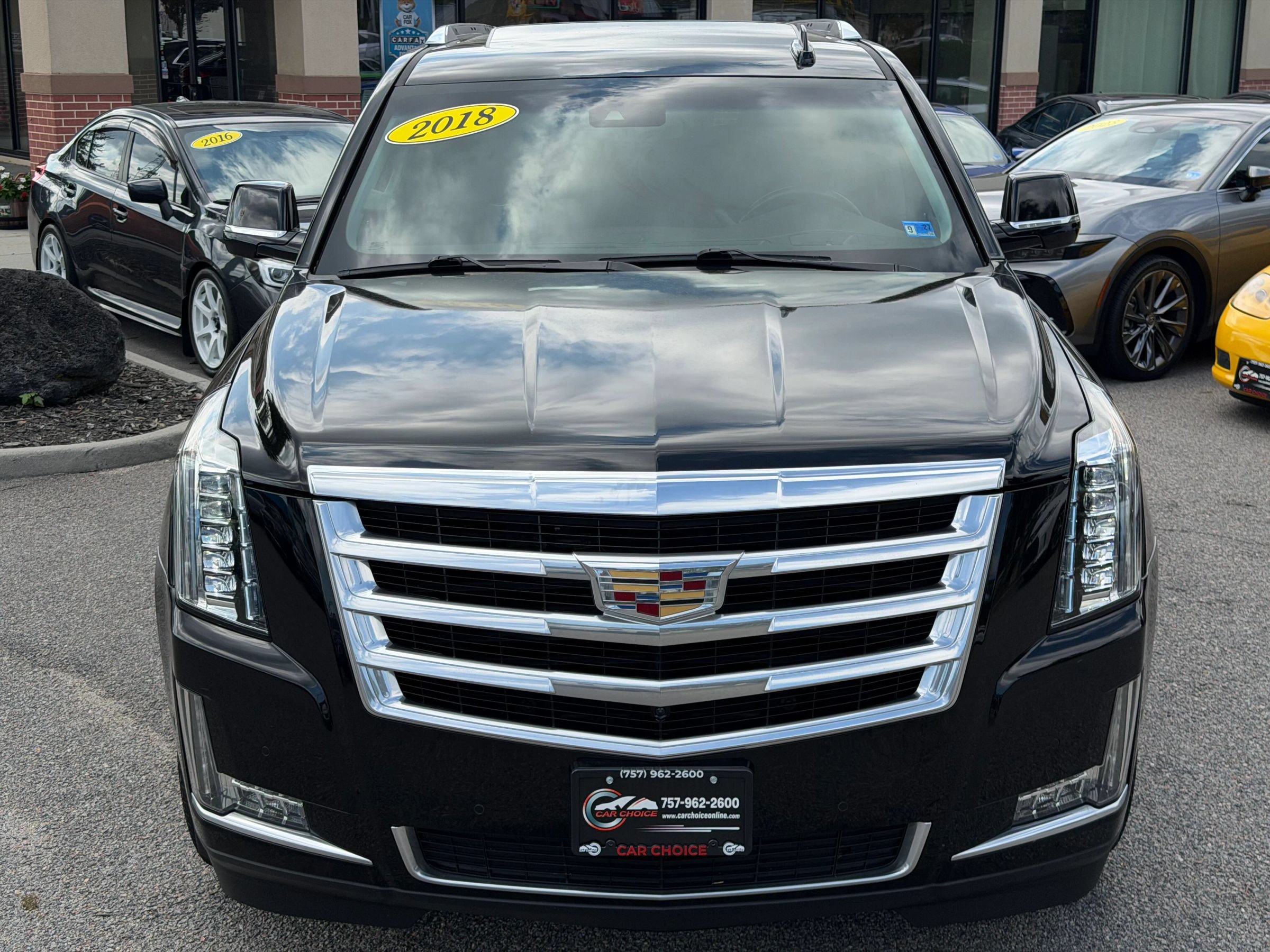Used 2018 Cadillac Escalade ESV Luxury AWD/4WD image 4