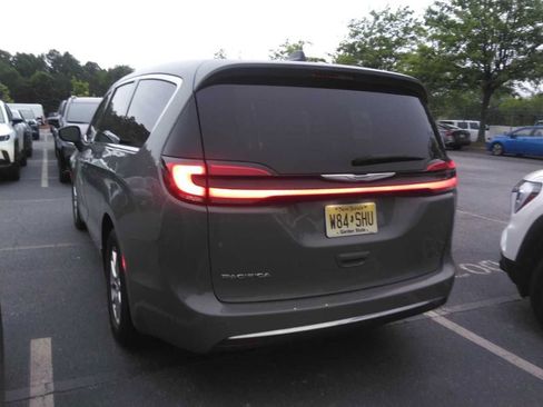 Used 2023 Chrysler Pacifica Touring-L FWD image 6